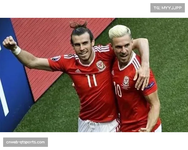 球迷高歌助威里尔主场,皮埃尔莫鲁瓦球场气氛火热 球迷高歌助威里尔主场,皮埃尔莫鲁瓦球场气氛火热