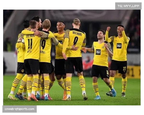 法兰克福球迷抗议判罚，比赛一度中断五分钟