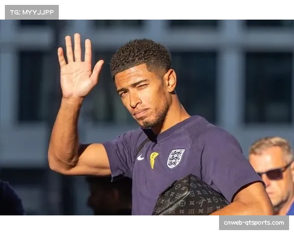 古德利社媒晒与贝林厄姆对抗照,后者幽默回应“拥抱太用力” 古德利社媒晒与贝林厄姆对抗照,后者幽默回应“拥抱太用力”