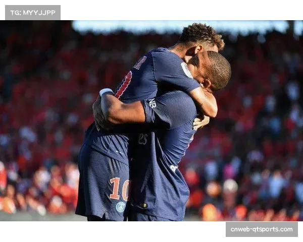 巴西小将上演法甲首秀,家乡小镇球迷组织深夜观赛派对 巴西小将上演法甲首秀,家乡小镇球迷组织深夜观赛派对